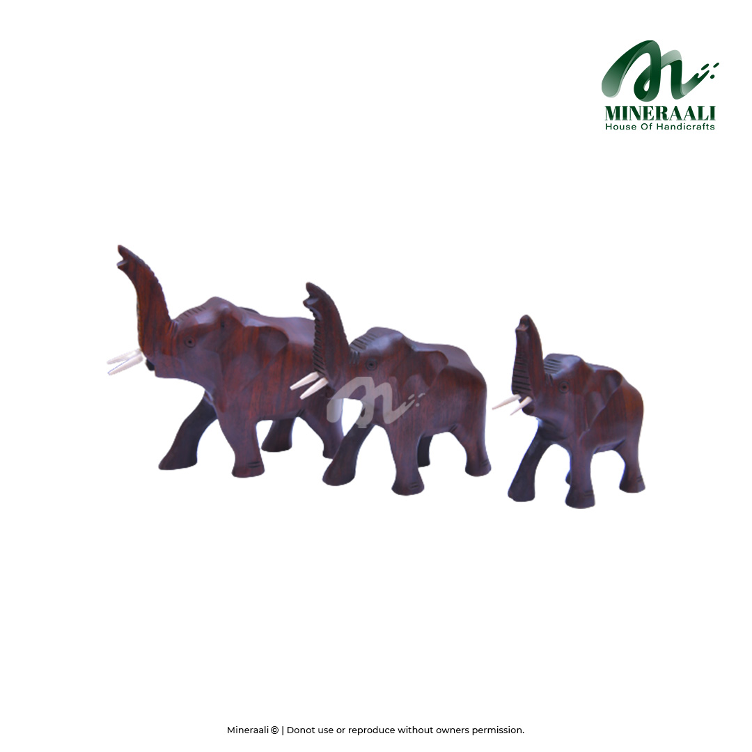 Mineraali | Hand Crafted Plain Wooden Elephant Set