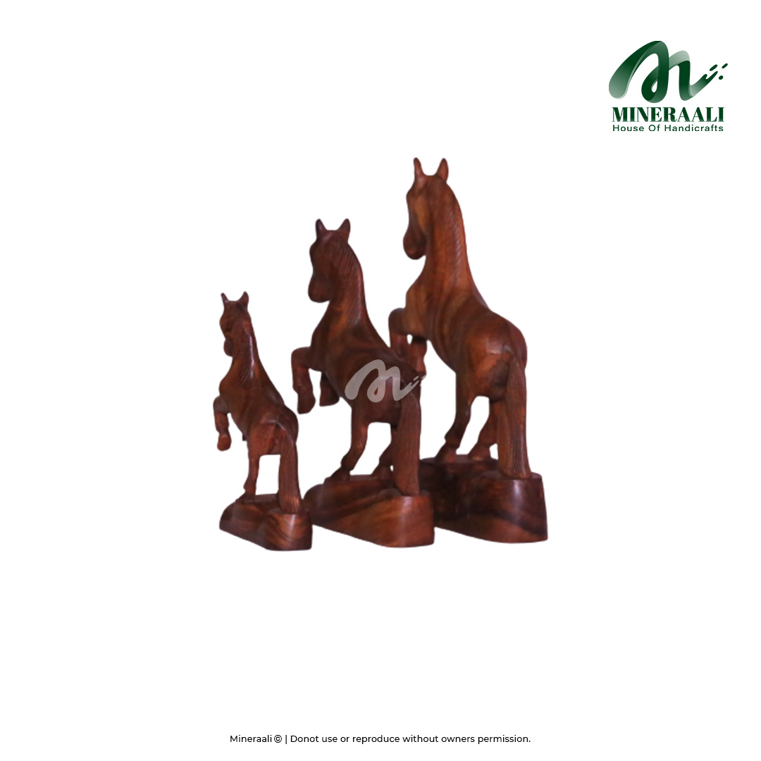 Mineraali | Hand Crafted Wooden Dancing Horse Set